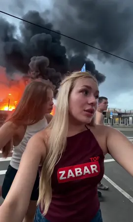В Сочи задержали двух девушек, устроивших съёмку на фоне пылающей нефтебазы Дарья (21) и Карина (19) записали танцевальное видео под музыку прямо на фоне крупного пожара в Адлере. Пост быстро разлетелся в сети и привлёк внимание полиции 👮‍♂️📲 МВД ранее объявило в розыск «отчаянных зуммеров», пообещав дать их поступку правовую оценку ⚖️ #пожарвСочи #зуммеры #вирусноенесмешно 