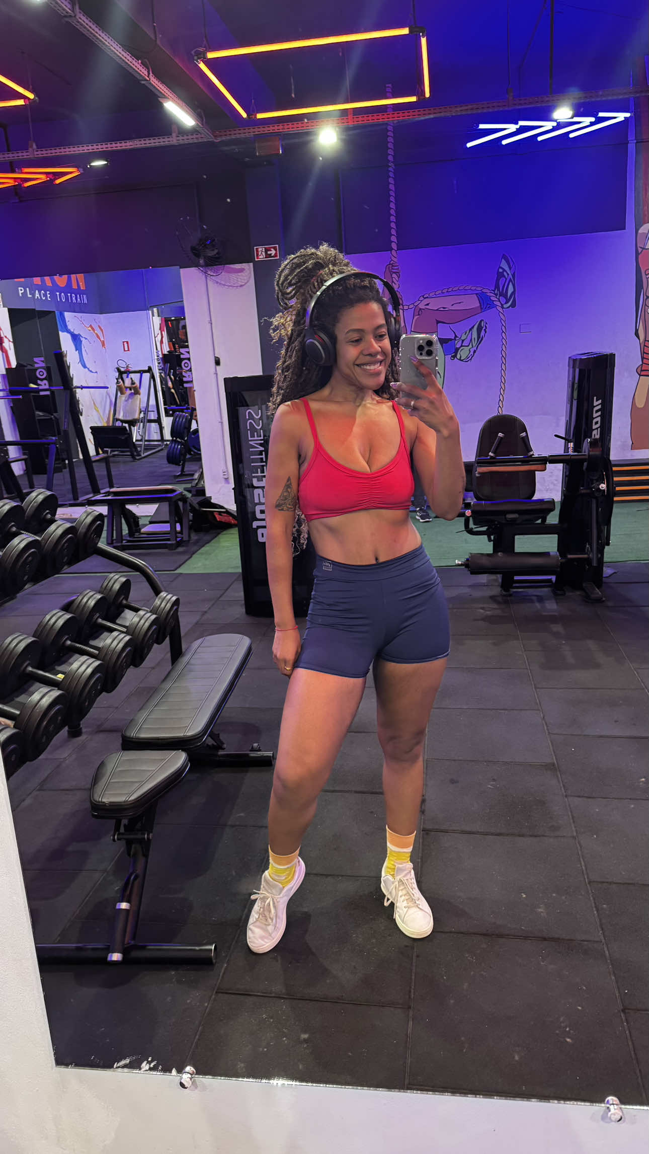 Às vezes eu nem acredito que é a mesma pessoa… Parecia muito distante e impossível perder todo o peso que eu precisava pra sair da obesidade, afinal já pesei mais de 145kg. No final deu certo, pouco mais de 70kg perdidos, com massa magra preservada e agora, lutando pra manter!  #fyp #perdadepeso #bariatricaantesedepois #bariatrica #treino #academia #bypass #bypassgastrico #gym #emagrecimentofeminino #abdominoplastia #lipo 