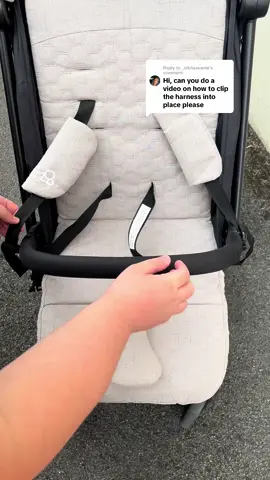 Replying to @_nikitaasante HOW TO CLIP AND UNCLIP PUGGLE PRAM HARNESS #puggle #pugglepram 