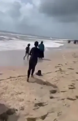 🇹🇳🚨🚨🚨Drame à Zarzis : deux enfants se noient à Hessi Jerbi, un corps retrouvé, l’autre toujours porté disparu. Une tragédie a frappé ce dimanche la région de Hessi Jerbi, à Zarzis, où deux cousins âgés de moins de 15 ans ont trouvé la mort par noyade lors d’une sortie à la plage. Le drame s’est produit alors qu’ils se baignaient en compagnie d’autres jeunes. Selon les premières informations, quatre autres enfants ont pu être sauvés in extremis, tandis que le corps de l’un des deux cousins a été repêché peu après l’incident. Les unités de la protection civile poursuivent toujours les recherches pour retrouver la seconde victime, dont le corps reste introuvable à cette heure. #tunisia #تونس #zarzis 