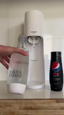 💧✨ Transforme sua água em uma experiência com estilo! Conheça a Máquina para Gaseificar Água Gaia Sodastream Branco Prisma – elegância e praticidade em um só produto! 🚰 Água com gás em segundos, sem precisar de energia elétrica. 🌱 Sustentável: diga adeus às garrafas plásticas descartáveis! 🧊 Design moderno branco prisma que combina com qualquer cozinha. 💡 Ideal para quem ama bebidas refrescantes, naturais e feitas na hora! 👉 Mais sabor, menos impacto no planeta. 🛒 Garanta já a sua e mude a forma de beber água! #Sodastream #ÁguaComGás #Sustentabilidade #CozinhaModerna #GaiaBranco 