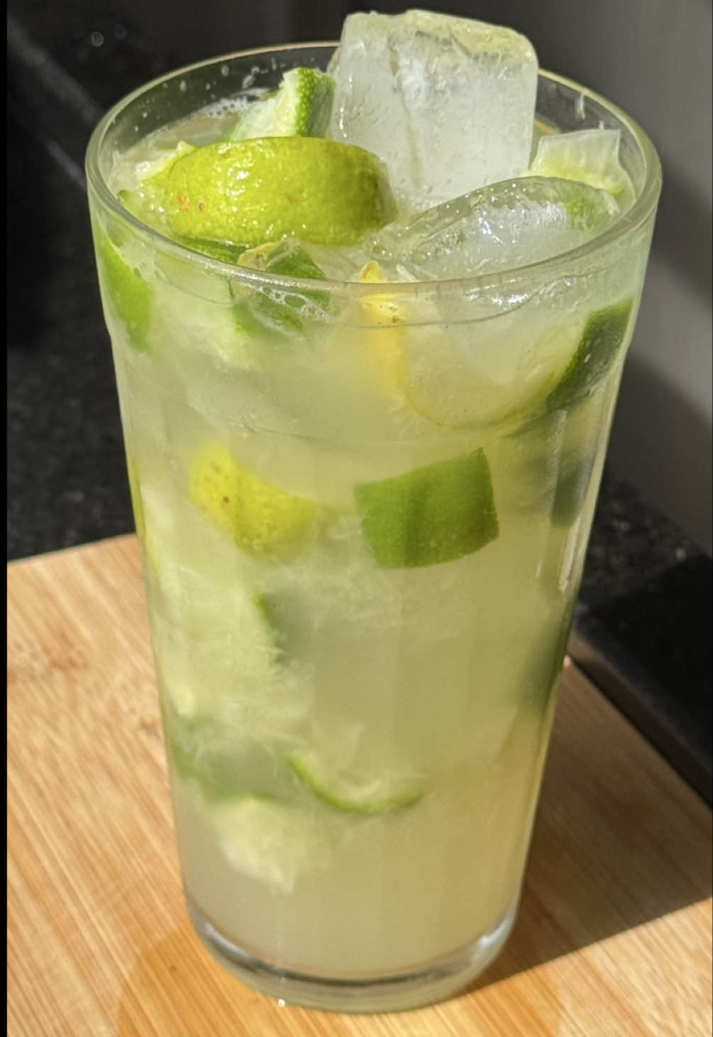 CAIPIRINHA 🍋‍🟩 Ingredientes: 3 limões  3 col de açúcar  2 doses de cachaça  Gelo  #caipirinha 