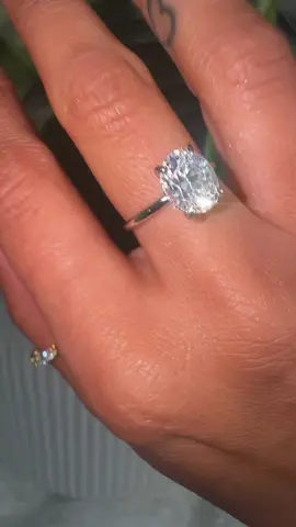 Sparkle sterling silver ring that catches the light beautifully and adds a touch of elegance to any look. #sterlingsilverring #sparklering #daintyjewelry #elegantring #everydayaccessory 