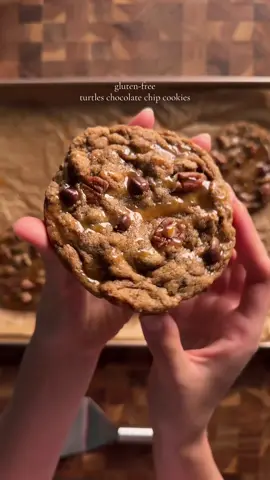 gluten free turtles chocolate chip cookies 1 1/4 cup (155g) gf flour* 1/2 tsp (3g) baking soda 1/4 tsp (1g) salt 1/2 cup (113g) unsalted butter, softened 3/4 cup (150g) brown sugar 2 tbsp (25g) white sugar 1 egg 1 tsp (4g) vanilla 1/2 cup chocolate chips 1/3 cup chopped pecans 1/4 cup toffee bits (optional) caramel to drizzle on at the end! *I used 