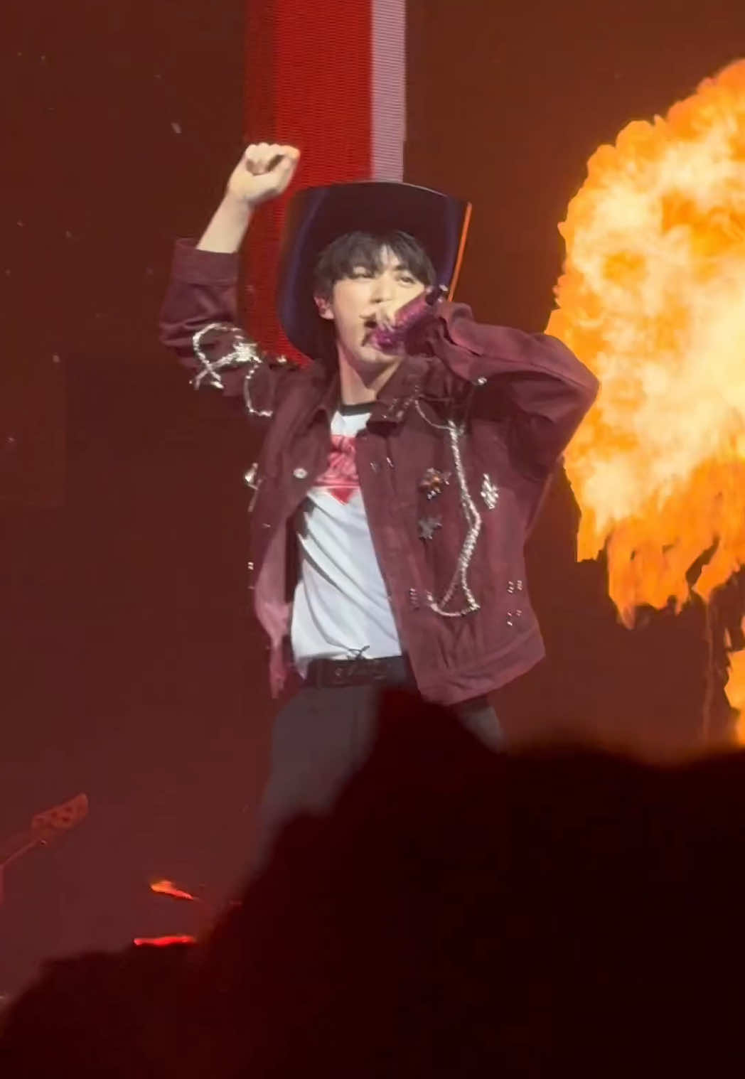 When start a makeup transition but JIN finished it for you 🤭🔥 #ropeit #jin #runseokjin_eptour 