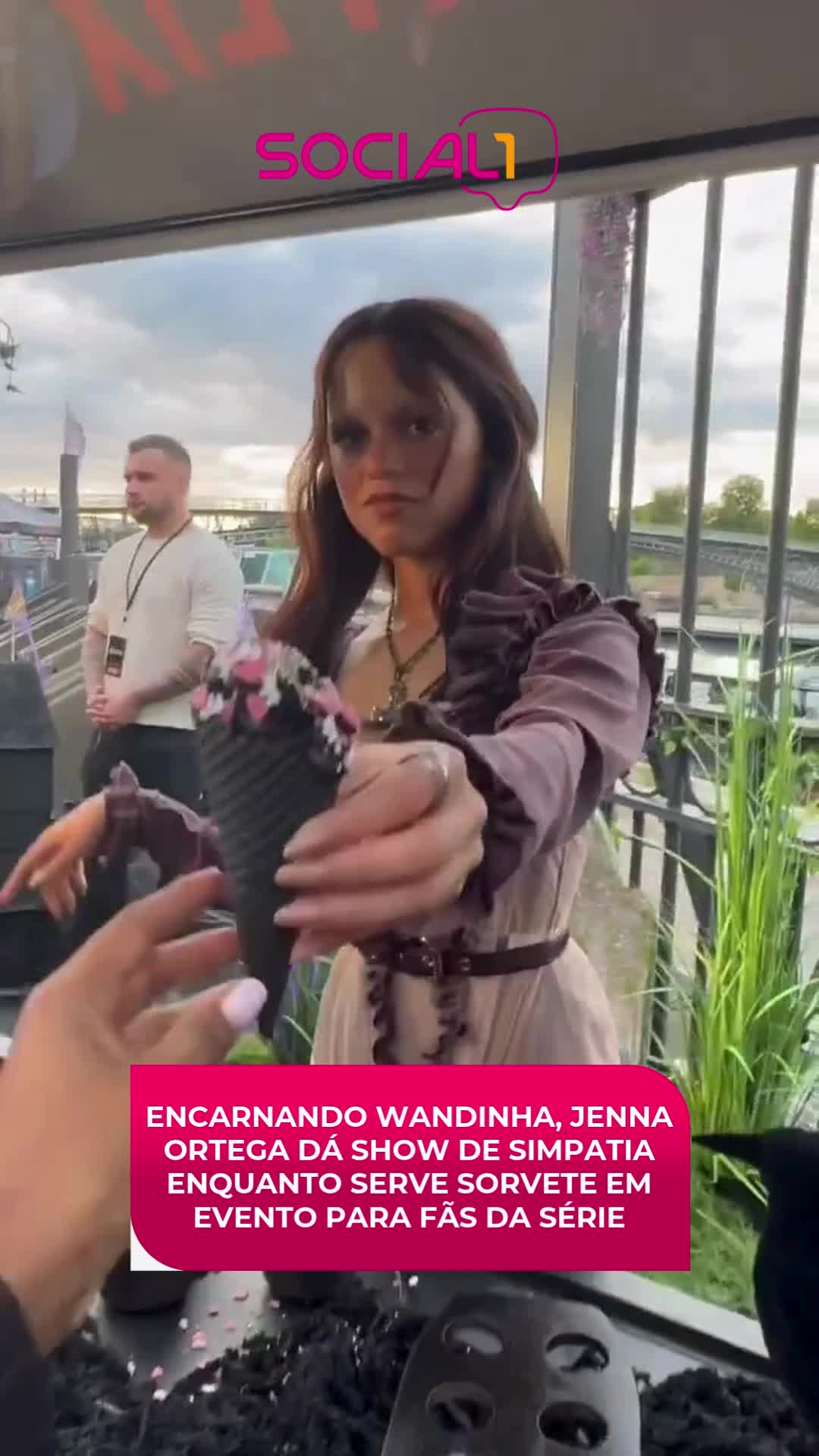 CARISMA 💜 Jenna Ortega, atriz intérprete de Wandinha, está promovendo a chegada da segunda temporada da série, que estreará nesta semana na Netflix. Em um evento recente voltado para a trama, a artista ficou a serviço da carrocinha de sorvetes, e já ativou o modo Wandinha na hora de trabalhar! Vídeo: Reprodução/Instagram #JennaOrtega #Wandinha #séries #famosos #ds #digital
