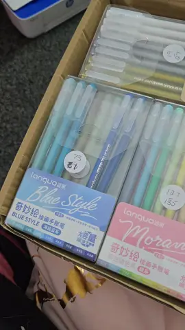 How I've organised my Languo gel pens. I absolutely love these for my disney colouring books and they dont go through the pages either. @Languo Stationery #gelpens #colouring #adultcolouring #colouringbook #colouringin 
