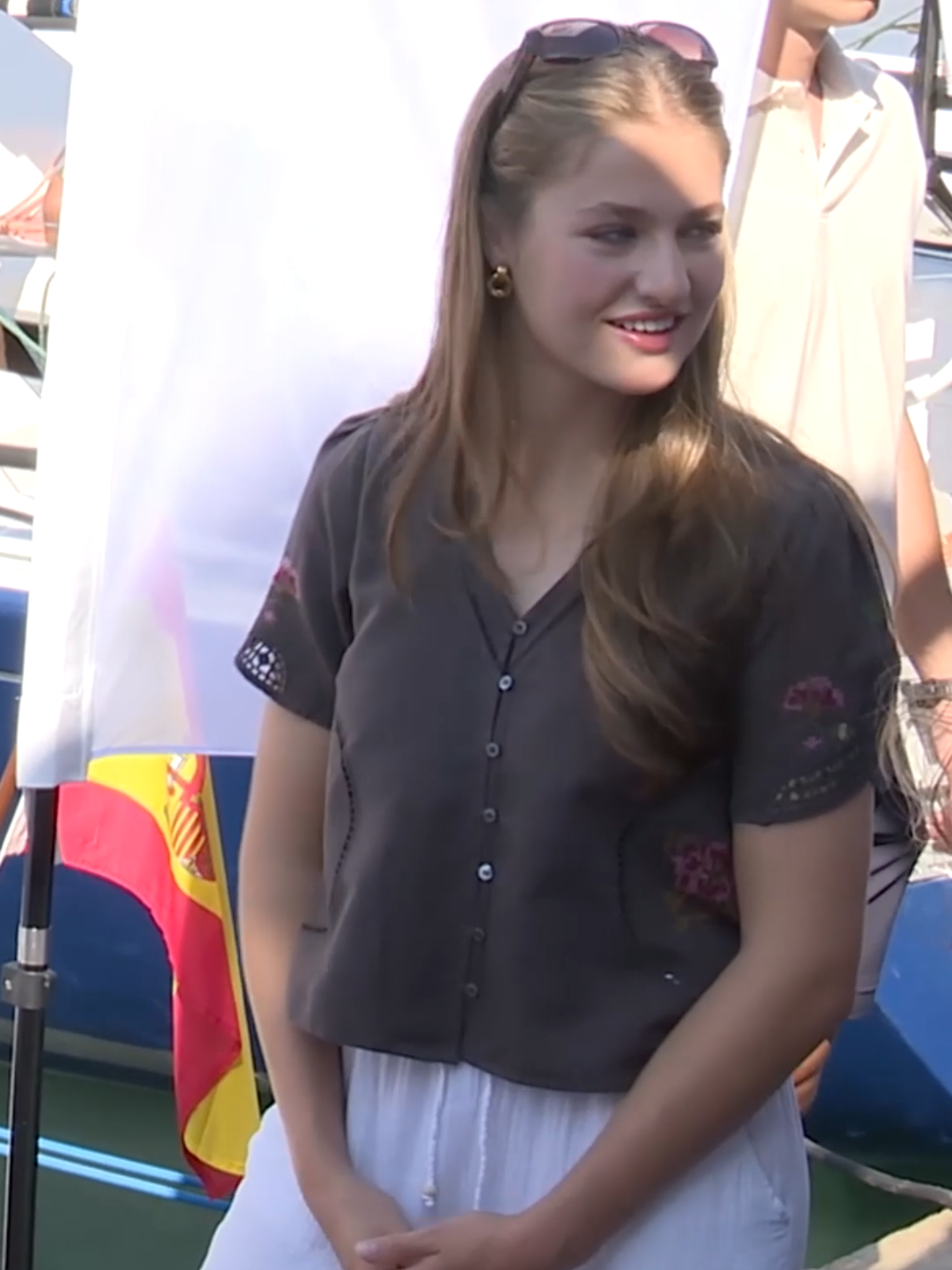 En la quinta jornada de la Copa del Rey de vela, la princesa Leonor sorprendió con su presencia en el Real Club Náutico de Palma, tras cuatro años de ausencia. Acompañó a su padre, el rey Felipe VI, en su última regata a bordo del Aifos, deseándole suerte con un beso y saludando a la tripulación. Leonor también mostró su apoyo a las tripulaciones femeninas, posando con las participantes de la Balearia Women's Cup y saludando al equipo del Consejo Superior Militar de Deportes. Su visita reafirma el vínculo de la familia real con el club náutico y el deporte de vela. La princesa Leonor lució una camisa de Indie & Cold, con cuello en pico y hombro encajado con manga acampanada y bajo festoneado. Con detalles bordados de flores en punto de cruz, la ha combinado con pantalones blancos de lino y sandalias planas.  #Shorts #lujo #moda2025 #lifestyle #tendencias #TheLuxonomist #parati #letizia #leonor #princesaleonor #sofia #infantasofía