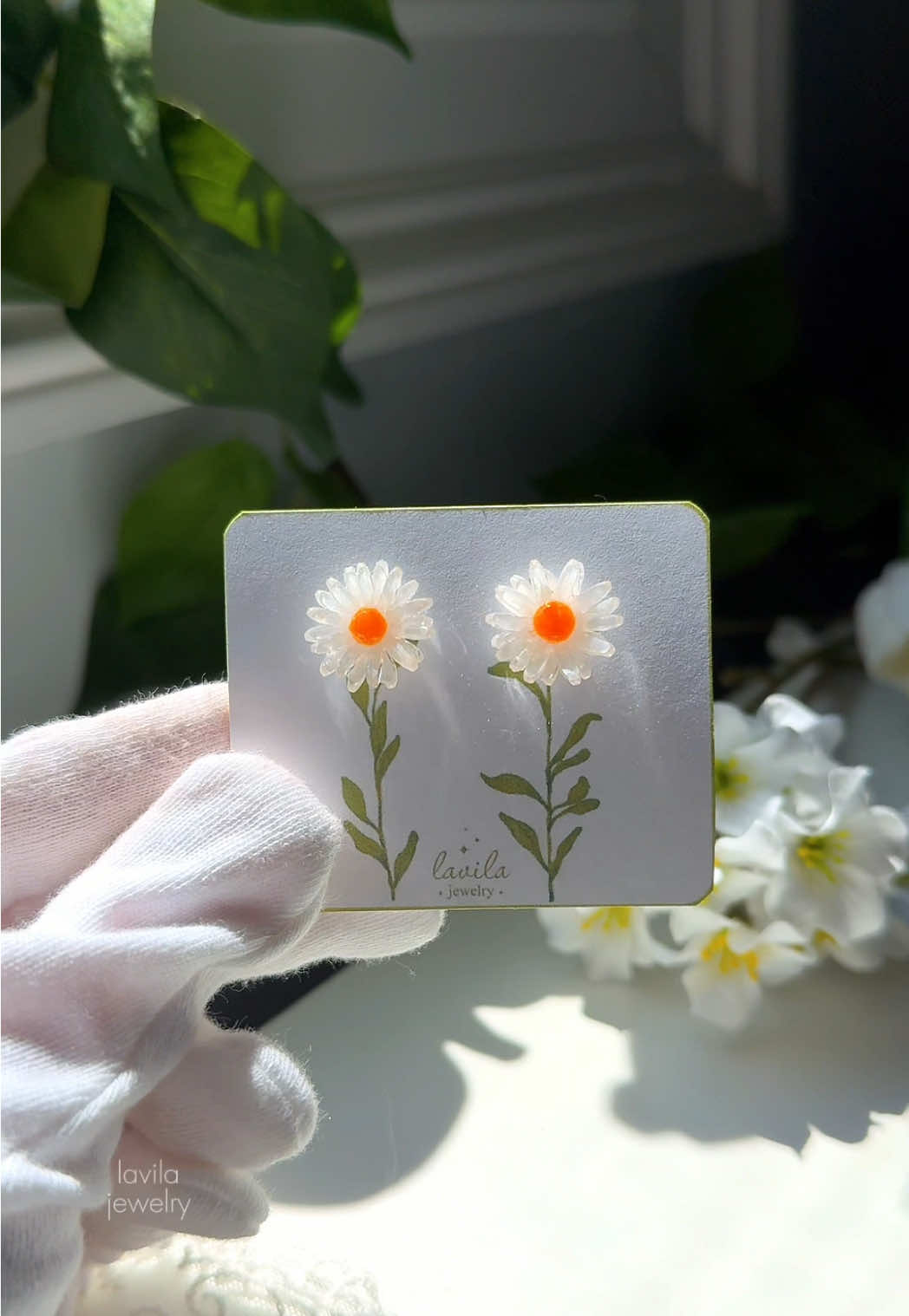 The sweetest little daisy earrings! You can purchase the earrings in my etsy shop, and the daisy template is already available on patreon. All links are in my bio! 💛 #daisy #earrings #shrinkydinks #shrinkplastic #handmade 