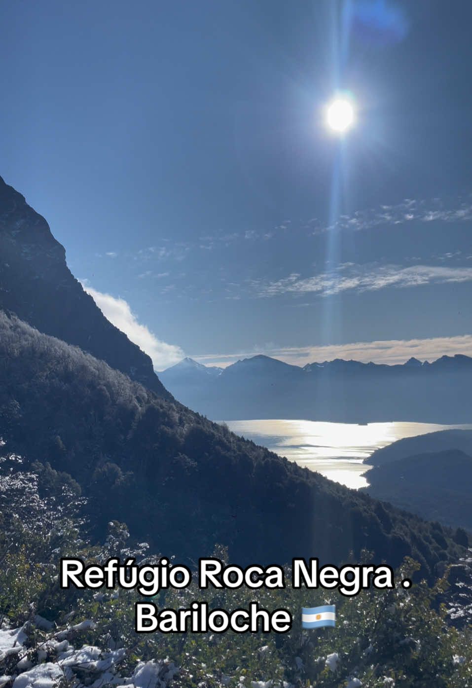 Fiquei encantada com esse lugar, Lugar com uma das vistas mais bonitas de Bariloche. Outro passeio que vale muito apena ir!! #refugio #vista #rocanegra #bariloche #argentina🇦🇷 #paisagensnaturais #passeio @