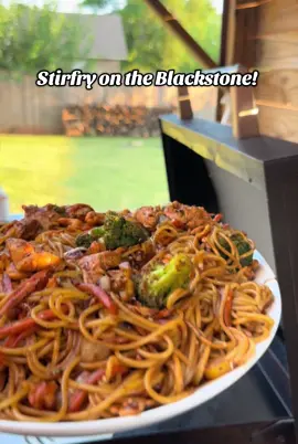Stirfry on the Blackstone! . . #blackstone #blackstonegriddle #blackstonerecipe #blackstonegriddlecooking #griddle #EasyRecipe #cooking #stirfry #outdoorcooking 