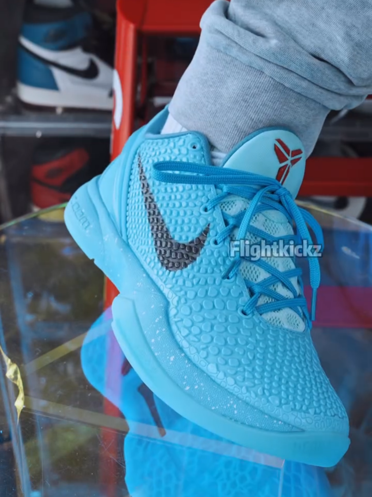 Como amarrar seu Kobe 6 “Ice Grinch” How to lace.sneaker Quer ver mais dicas e conteúdos exclusivos? Fique ligado aqui com a gente! #nikesportswear #nike #kobe #kobebryant #kobeforever #blackmamba #brucelee #kobe5brucelee #kobe6 #oggi #kobe5rings #5rings #kobe6protro #kobe6 #kobeprotro #kobe5 #kobe4 #retrô #sneakerhead #sneakersaddict #sneakeraddict #sneakeroftheday #ballislife #basketball #kicksology #kickstarter #kobe4 #mamba