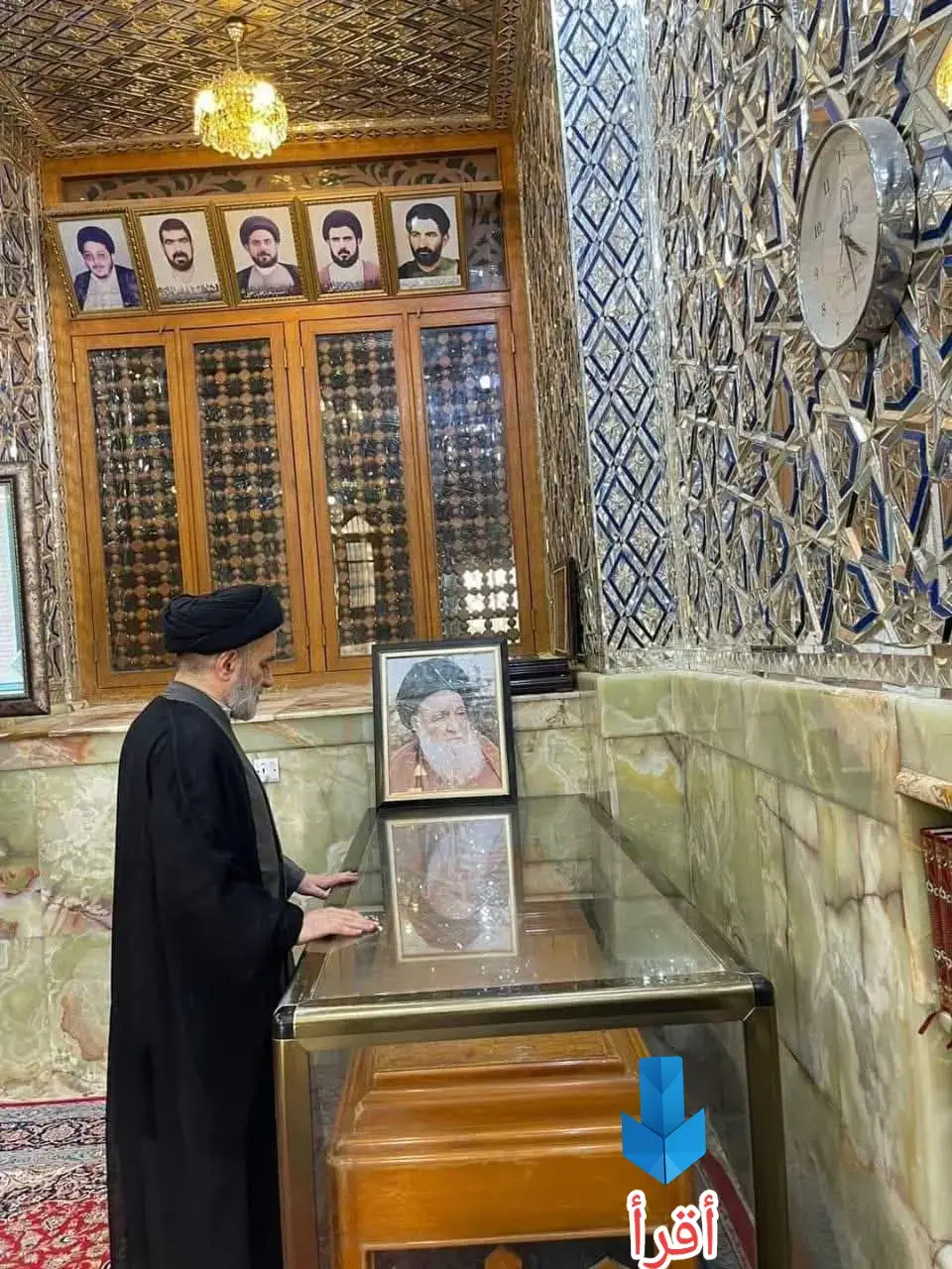 لقد مضى على فراق السيد الأستاذ (قده)  ربع قرن من الزمن , ولا زلت أتذكّره بهيأته  وهيبته، بهيأته وهو يرقى منبر التدريس  فيُبهر الحضور ببيانه الجميل ومنطقه المحكم ,  وبهيبته وهي هيبة العلم والتقوى والمرجعية العليا  التي تبوأها عن جدارة مطلقة, لازلت أتذكر عنايته  ورعايته لطلابه حتى الأحداث منهم من أمثالي  بالرغم من عِظم شأنه وكِبر سنِّه وتكاثر الهموم  على قلبه الشريف في ظِل النظام الجائر السابق,  لا زلتُ أتذكّر كل ذلك فأتواضع لمقامه وأخشع لجلاله . وأسأل الله تبارك وتعالى أن يرفع درجته في عليين  ويلحقه بآبائه الطيبين الطاهرين ويجزيه عن العلم  وأهله أفضل جزاء المحسنين.   من كلمة آية الله السيد محمد رضا السيستاني  في الذكرى ال(25) لوفاة أستاذه آية الله العظمى  السيد ابو القاسم الخوئي (قدس سره)#CapCut #ياعلي_مولا_عَلَيہِ_السّلام #الامام_السجاد_عليه_السلام #الشعب_الصيني_ماله_حل😂😂 