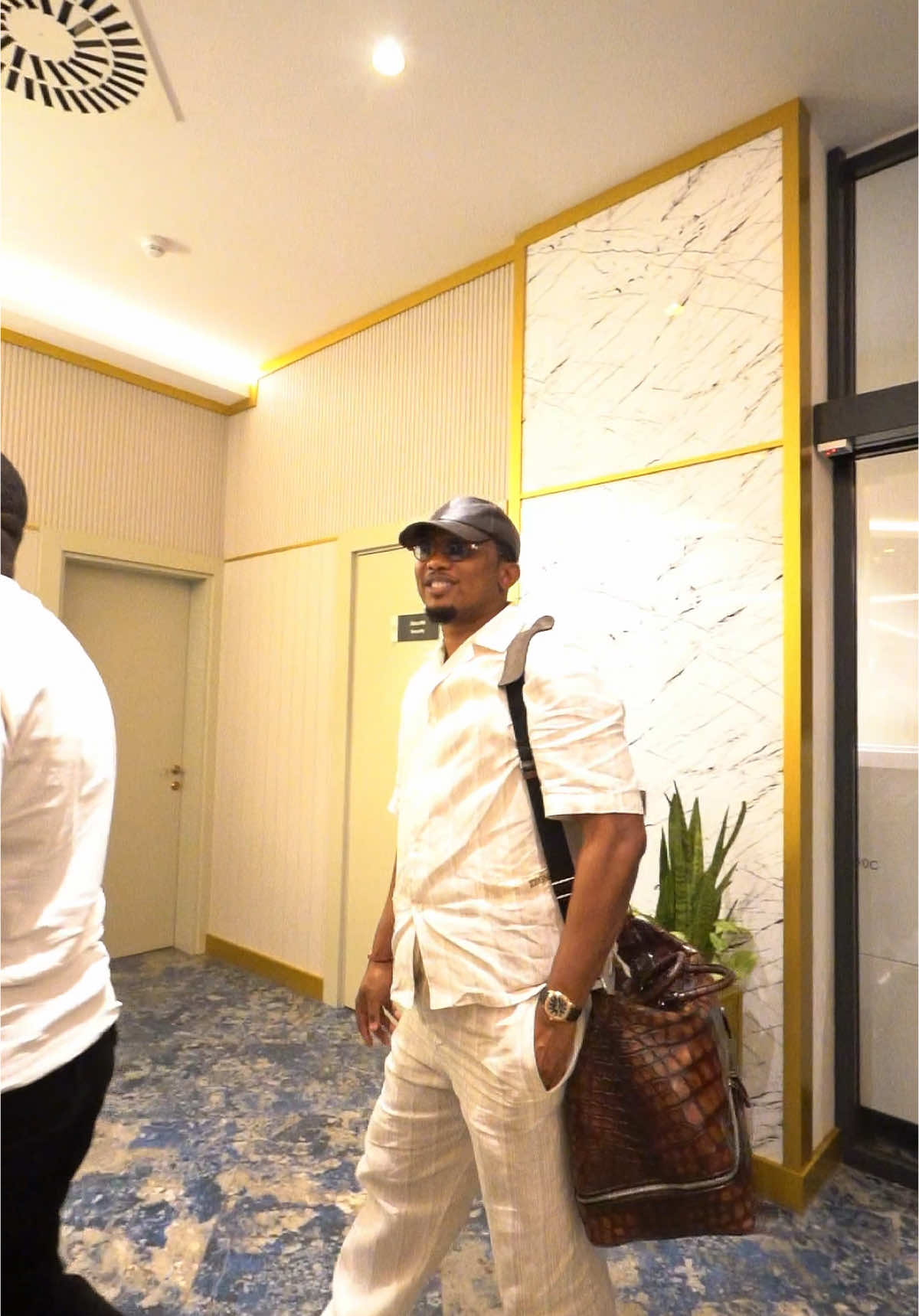 Quelle fierté d’accueillir deux légendes du football africain, Samuel Eto’o et Seydou Keïta, sur notre sol ! 🙌 Leur présence est une source d’inspiration pour toute une génération, rappelant que travail, passion et détermination mènent au sommet. 🏆⚽️ #Légendes #FootballAfricain 