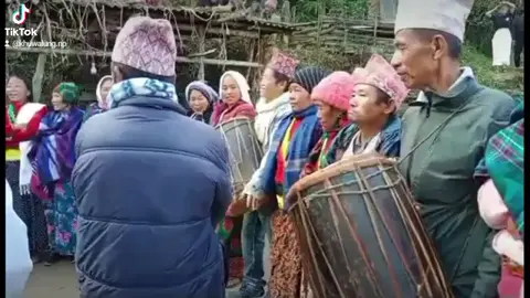 पामाअनि वाढाङमी लाकछाम...💃🕺😘❤️❤️🏹  धनकुटा, सहिदभूमि खाल्सा, खोकु, छिन्ताङ्ग, आँखिसल्ला लगायत आसपासका क्षेत्रमा बसोबास गर्ने मुलबासी किराती पुर्खा #बुढाहाङ्ग का सन्तानहरु किरात राई, छिलिङ, आठपहरीया लगायतका किरात देखिको किराती पुर्खा राजा #बुढाहाङ्ग को समयदेखि मनाऊन सुरुवात भएको एक ऐतिहासिक महत्वपुर्ण मुन्दुमी सांस्कृतिक महान चाड उधौैंली पामाआनि वाढाङमी लाकछाम #kirat #civilization #rai #culture #wadhangmi #pamaani  #dance #khoku #chhintang #aakhisalla #khokuchhintang #sahidbhumi #rural #our #identity #foryou #foryoupage #everyone #follower #tiktokviral #khuwalung #khuwalung .np   #myvideoviral @🇳🇵Santosh Rai🇵🇹 @Aadarsha Ree @Dhruba Thapa @Rai Gyanendra 