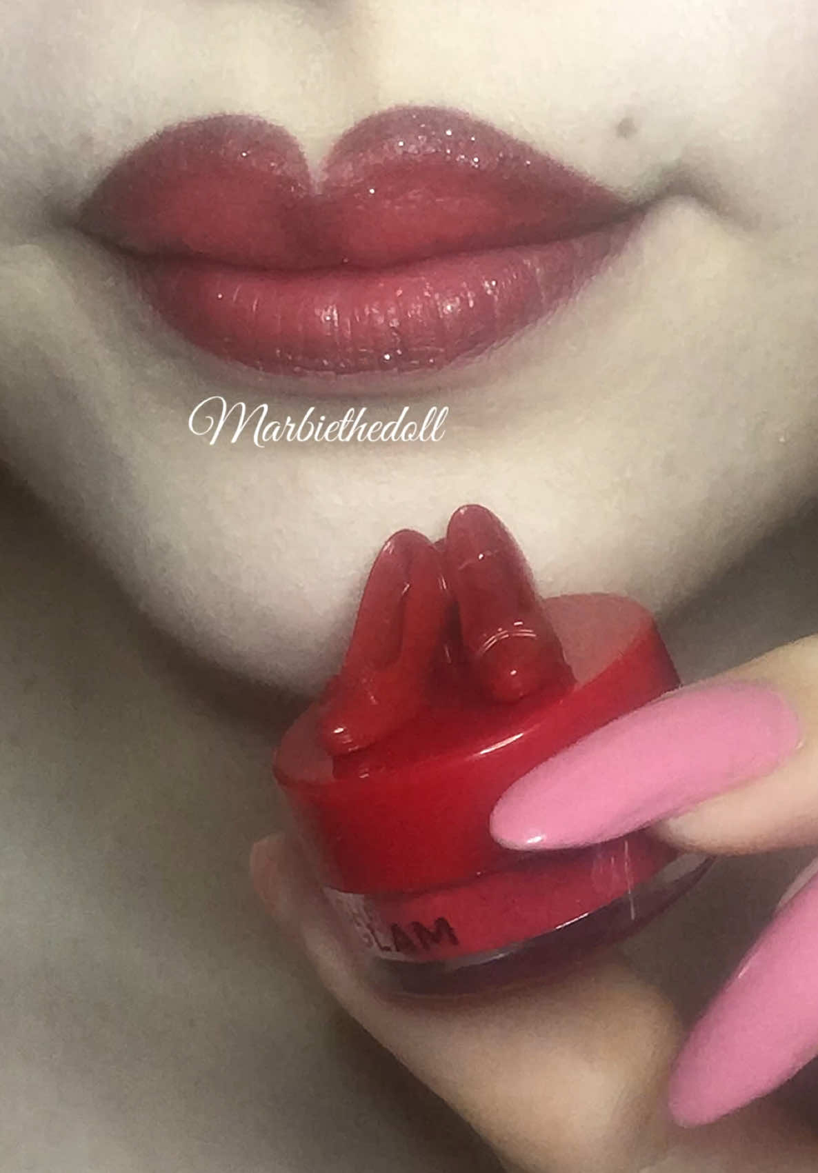 Replying to @˚₊‧꒰ა Gissy ໒꒱ ‧₊˚ Labios brillositos como las zapatillas de Dorothy 👠✨ #M#MarbieTheDollM#MarbieMarbieLaMuñeca @SHEGLAM #SHEGLAM#SHEGLAMcollection#SHEGLAMxWizardofOZ#SHEGLAMCrueltyfree#SHEGLAMcrueltyfreeoDeOZ#W#WizardOfOZ#Dorothy#GlitterLips#MarbieReseña#MarbieReview#SheglamMakeup#MaquillajeSheglam#SheglamReview#ReseñaSheglam#MakeupReview#ReseñaDeMaquillaje#Review#Reseña#ProbandoMaquillaje#MarbieMaquillaje#MarbieMakeup#MarbieLabios#MuñecaDeTikTok#MuñecaTikToker#TikTokDoll#MuñecaDeTikTok#TikTokerDoll#MuñecaAesthetic#MarbieAesthetic#MuñecaTrend#MuñequitaTrend#MunequitaTrend#Muñeca#Muñecas#Muñequita#Doll#Dolls#MaquillajeDeMuñeca#DollMakeup#DollyMakeup#Dolly#MaquiagemDeBoneca#MuñecaReal#RealLifeDoll#DollFace#Contour#Contorno#DollContour#ContornoDeMuñeca#MuñecaContour#Labios#Lips#Lipliner#Lipstick#Labial#Gloss#Delineador#LabiosDeMuñeca#LabiosDeCorazon#HeartLips#DollLips#OjosDeMuñeca#DollEyes#OjosGrandes#BigEyes#Rubor#Blush#DollBlush#RuborDeMuñeca#Lashes#Eyelashes#DollEyelashes#DollLashes#Pestañas#PestañasDeMuñeca#Ceja#Cejas#Brows#Eyebrows#DollBrows#DollEyebrows#CejasDeMuñeca#VintageMakeup#MaquillajeVintage#30s#40s#50s#PorcelainDoll#PorcelainDollMakeup#MuñecaDePorcelana#VintageDoll#MuñecaAntigua#AntiqueDoll#Boneca#Poupée#MaquillajeTikTok#MakeupTikTok#BeautyTok#TikTokMakeup#TikTokBelleza#TikTokBeauty#Maquillaje#Makeup#MarbieASMR#ASMR#ASMRtist#ASMarbie#MarbieVlog#GRWMarbie#grwm#getreadywithme#alistateconmigo#maquillateconmigo#MarbieTips#Tips#TipsDeMaquillaje#MakeupTips#BeautyTips#TipsDeBelleza#MarbieTutorial#Barbie#BarbieMakeup#MaquillajeBarbie#BarbieMaquillaje#BarbieReal#RealBarbie#RealLifeBarbie#VintageBarbie#AntiqueBarbie#BarbieVintage#BarbieAntigua#Bratz#DollAesthetic#Dollcore#Muñecacore#MarilynMonroe#LanaDelRey#BettyBoop#LiccaChanDoll#LiccaChan#BlytheDoll#Blythe#BJDDoll#RagDoll#Mexico#MXarbie the doll Marbiethedoll Marbie la muñeca Marbie ASMR Español Voz bajita y suave Soft spoken Secreto Whispering Relajante  Relaxing Sheglam ruby slippers glitter lip kit Kit de labios de glitter de sheglam Labios de glitter Glitter lips Labial de glitter Glitter lipstick Wizard of OZ Mago de OZ Maquillaje sheglam Sheglam makeup Reseña de maquillaje sheglam Sheglam makeup review Maquillaje de muñeca Doll makeup Doll Face makeup Dolly makeup Porcelain doll makeup Muñeca de porcelana Pestañas de muñeca Doll eyelashes Doll lashes Labios de muñeca Doll lips Ojos de muñeca Doll eyes Contour de muñeca Doll contour Dolly makeup tutorials Doll face makeup 90s bombshell makeup Russian doll makeup Baby doll makeup Bombshell makeup Natural makeup Maquillaje natural Maquillaje glam Glam makeup Piel clara Piel sensible Piel mixta Piel seca Piel grasa Pale skin Piel oliva clara Pale olive skin Fair skin