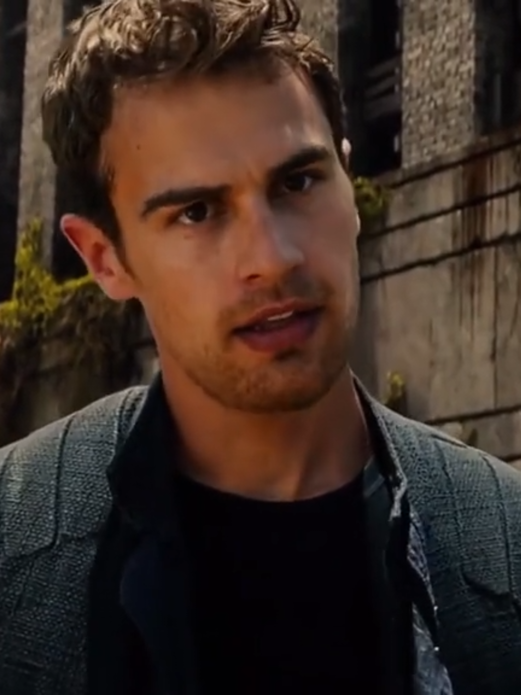 yere bakan yürek yakanlardan . . . .  #theojames #beniöneçıkart #foryou #edit #keşfetol #uyumsuzlar #yaprakdökümü 