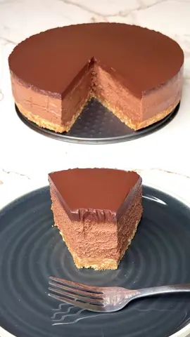 Pastel de mousse de chocolate sin horno fácil y delicioso.  La receta paso a paso y con todos los detalles está disponible en mi canal de YouTube tazi_oficial el enlace está en mi perfil suscríbete si aún no lo has hecho para que no te pierdas ninguna receta nueva.  • • • #viral #tik_tok #fyp #postres #recetas #dulces #pastel #chocolate 
