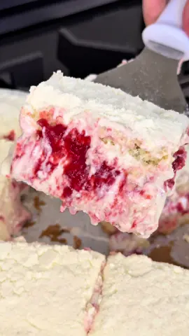 Bolo de Ninho com Morango 🍓🎂 Ingredientes: 3 ovos 3/4 de xícara de açúcar 1/4 de óleo 1/2 xícara de leite morno 1 xícara de trigo 1 col. de sopa (rasa) de fermento em pó Recheio: 1 lata de leite condensado 1 caixinha de creme de leite gelado 200g de manteiga em ponto de pasta  6 colheres de sopa de leite em pó 300g de geleia de morango ou se você for fazer, vai precisar de: 500g de morangos  2 colheres de sopa de açúcar  1 colher de sopa de vinagre ou suco de limão  Corante é opcional  Forno a 180°C por uns 35 a 40 minutos  #receitas #bolodeninhocommorango  Vocês gostam de bolo gelado? 