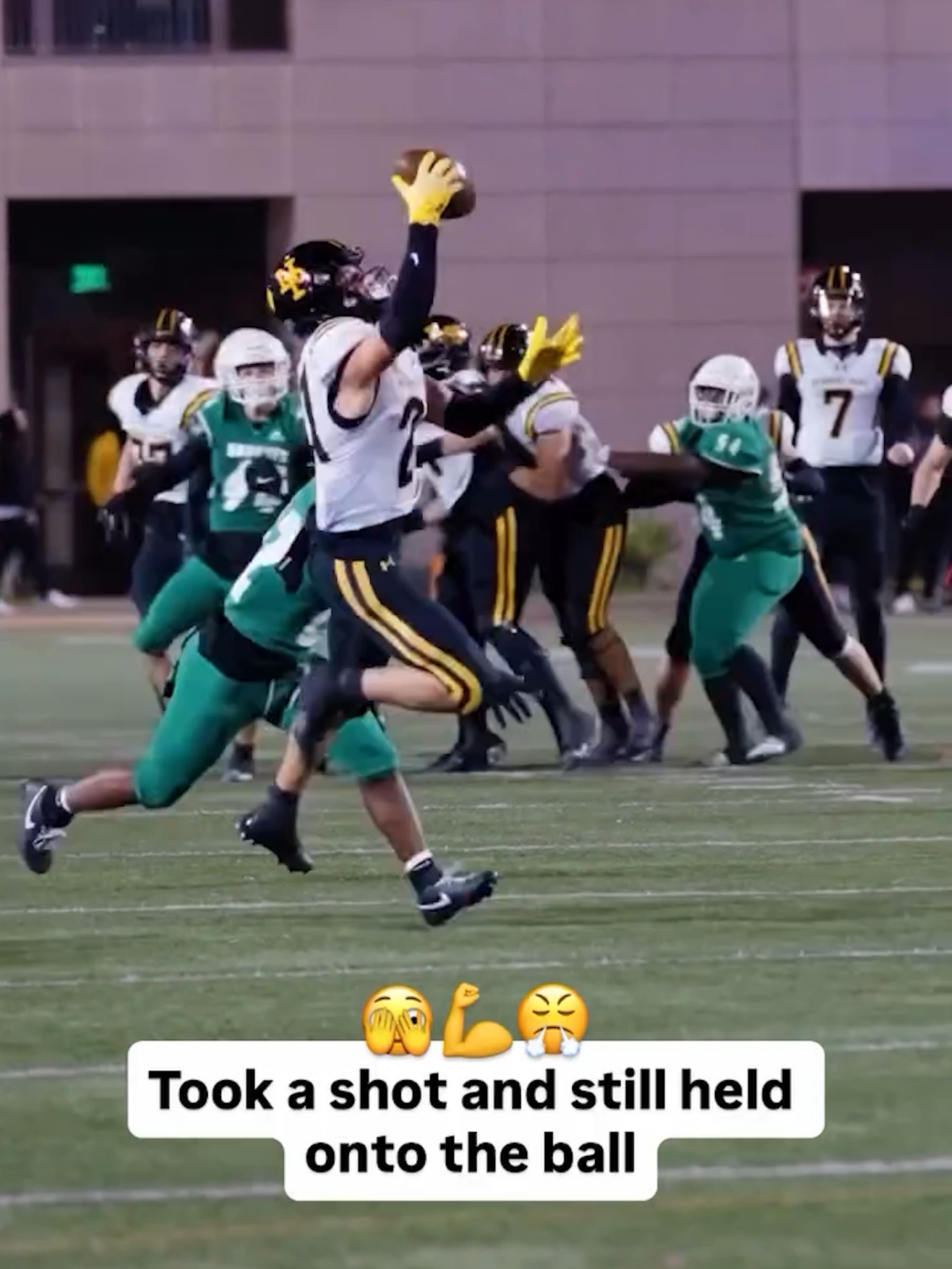 one handed and still held on 🥺 #football #catch #highlights