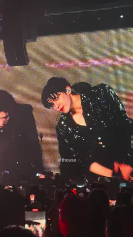 bias wrecker asf 😫 #ateez #wrigleyfield #inyourfantasy #chicago #jeongyunho 