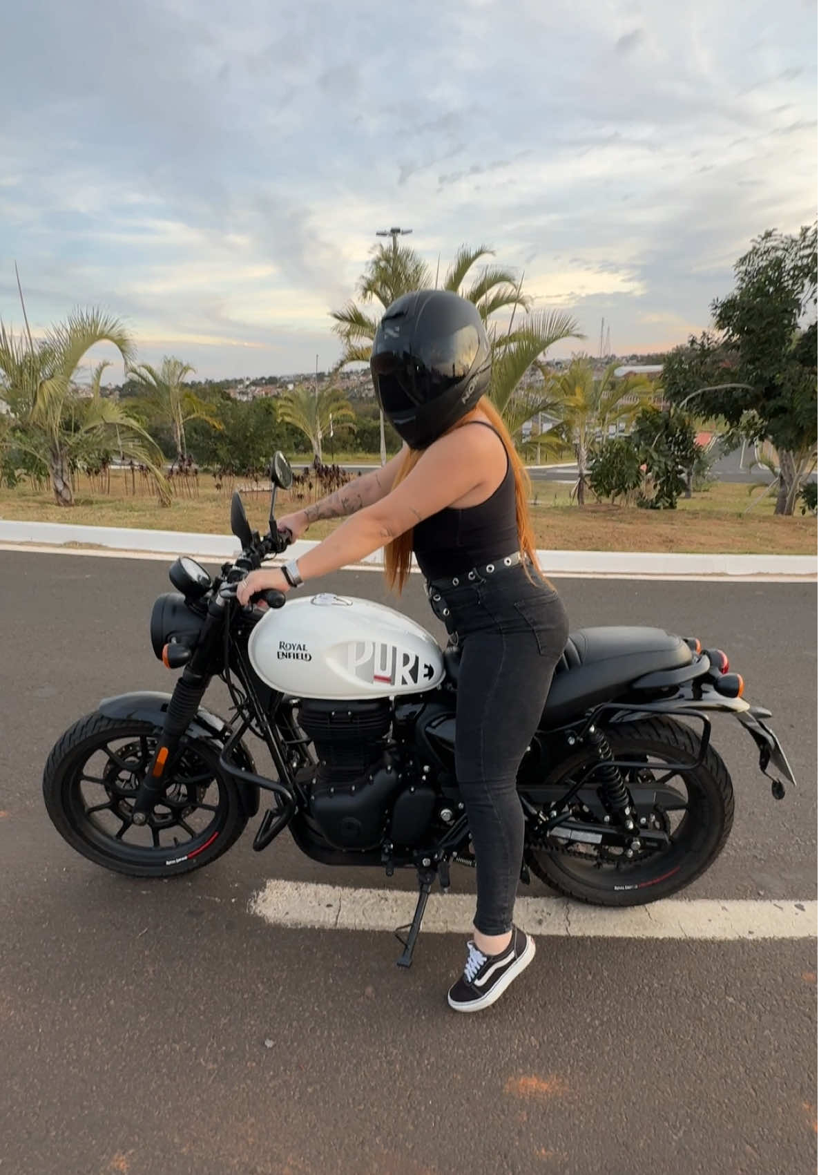 Hunter 350 🤍 #hunter350 #viral #hunter350royalenfield #royalenfield #royalenfield350 #trend #motociclista #mulhermotociclista #350cc #tatuagem #custom #motodemulher #norisk #capacetenorisk #noriskrazor #re #ruivo 
