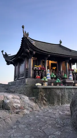 Khi mặt trời chưa lên 