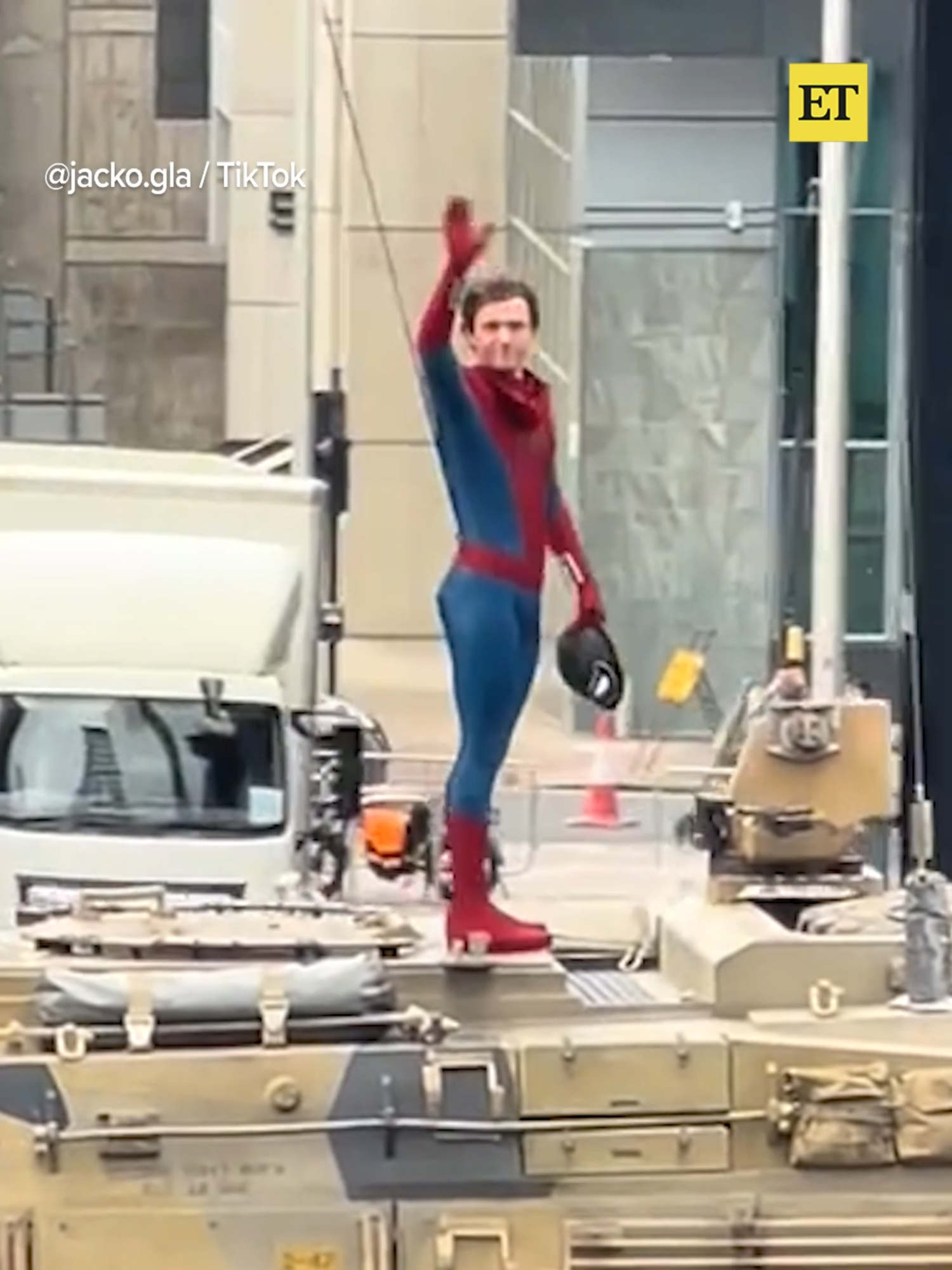 Tom Holland debuted an all-new spidey suit while filming ‘Spider-Man: Brand New Day’ on Sunday in Glasgow 🕸️🎥 #tomholland #spiderman #spiderman4 #mcu