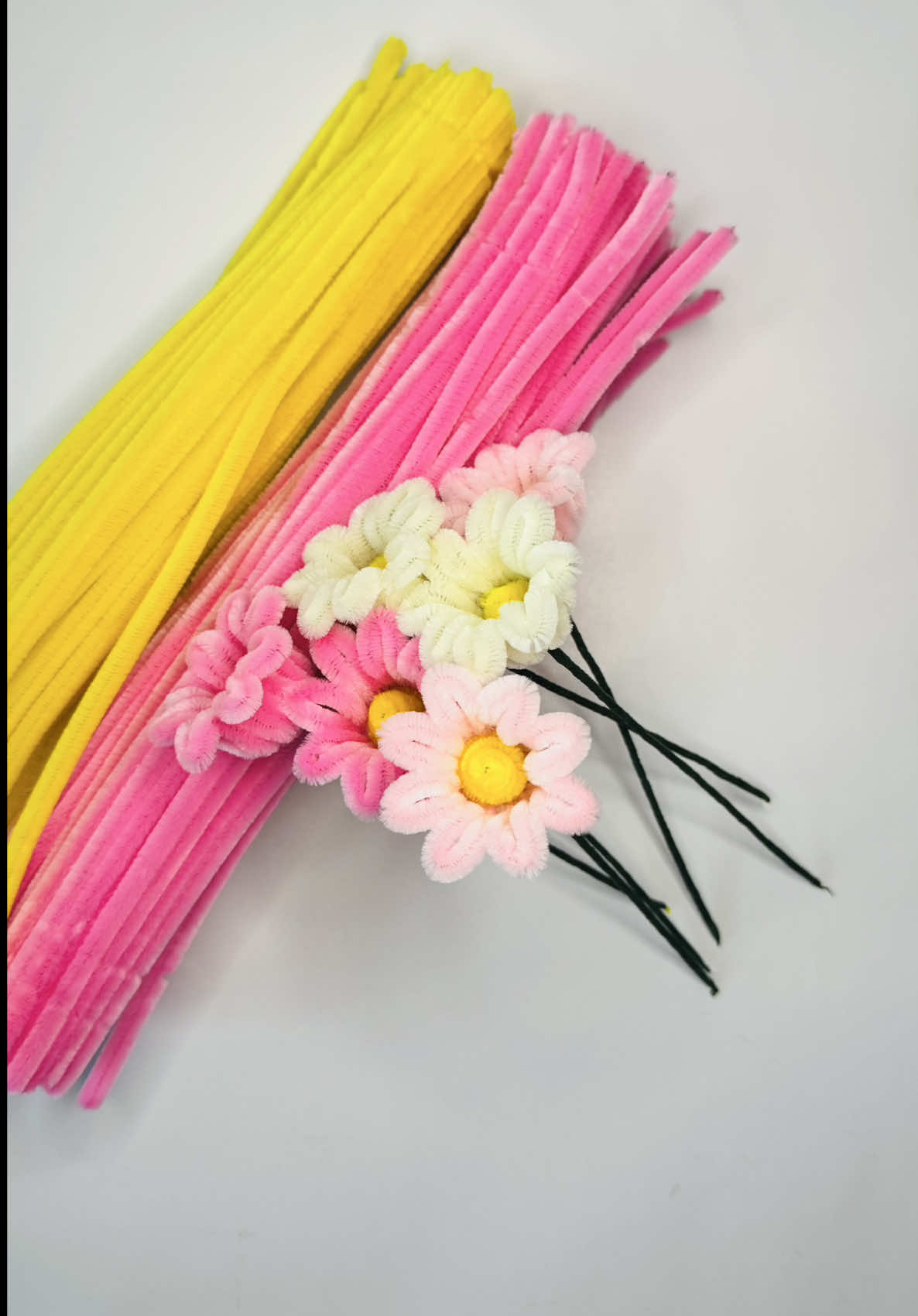 Little Daisy Tutorial 😊 Pipecleaner DIY 🩷💛 #pipecleanerflowers #handmade #thianddcreations #craft #handcraft #easycraft #easydiy #daisytutorial #pipecleanertutorial #easydiytutorial #craftforkids #sunflower #daisy #fillingflower 