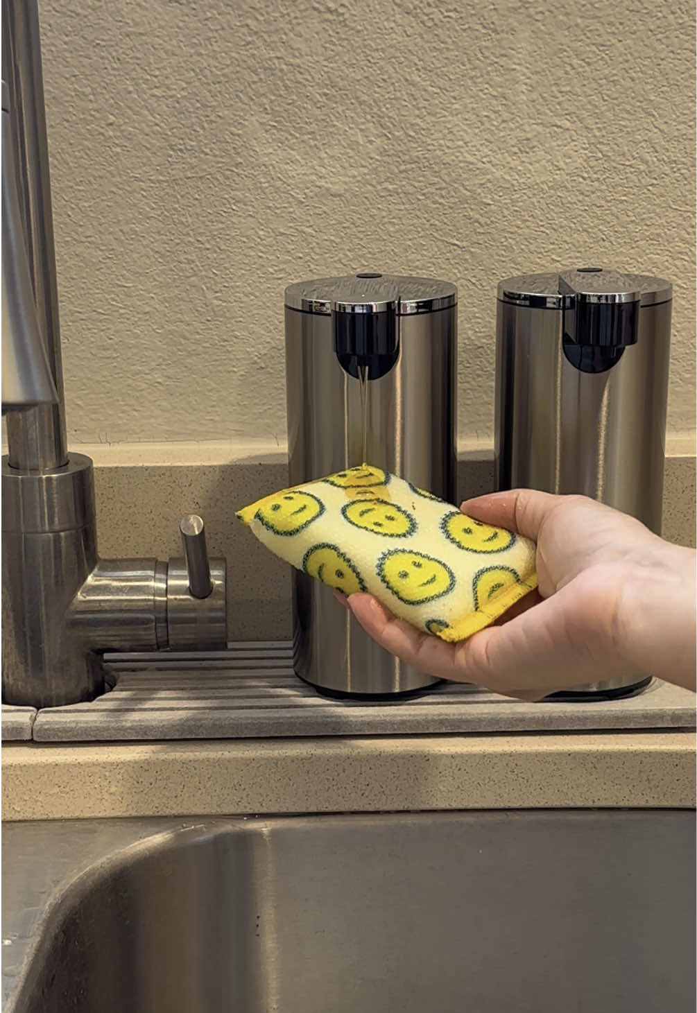 🧼✨Estoy encantada con estos dispensadores automáticos de jabón en acero inoxidable!  Su diseño es elegante y moderno, perfecto para cualquier baño o cocina!  Lo que más me gusta es que son touchless, así que no necesitas tocarlos para que funcionen 🥰🥰 ideal para mantener las manos limpias y evitar bacterias! Son súper prácticos si tienes niños en casa o si simplemente te gusta mantener tu espacio ordenado y funcional✅ 💡Además, el paquete trae dos unidades, así que puedes usarlos en distintos espacios! #Home #organizedhome #kitchen #kitchenstyle #KitchenHacks #organization #organizationhacks #decoration #soapdispenser 