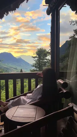 Nếu đôi mắt có thể ôm, tôi đã ôm bóng lưng ấy cả ngàn vạn lần rồi 🍃🏔️☺️ #sapajadehillresortspa #sapareviewtattantat #sapajadehill #dulichchualanh 