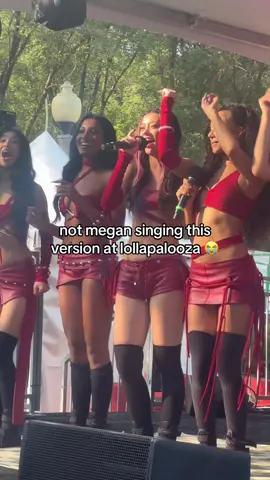 she’s so funny omg 😭 #megan #katseye #lollapalooza #eyekons #gayboy #gameboy #performance @KATSEYE 