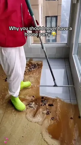 WHAT IS THAT ON THE FLOOR 😭