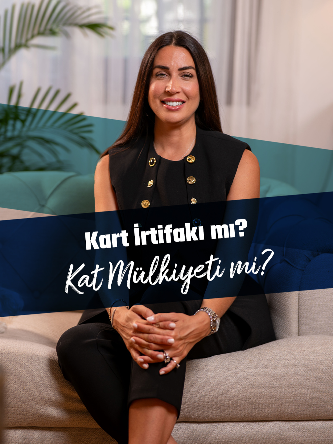 Kat İrtifakı mı? Kat Mülkiyeti mi? Ev alırken tapuda yazan bu iki ifade arasındaki farkı bilmek sizi büyük bir riskten korur. 📌 Kat irtifakı, henüz iskanı alınmamış bir yapının tapusudur. 📌 Kat mülkiyeti ise iskan alınmış, resmen oturuma açılmış yapılar için verilir. Yani bir daire “kat irtifakı” tapuluysa, o bina teknik olarak hâlâ inşaat statüsündedir. Bu durum ileride elektrik, su aboneliğinde, kredi kullanımında veya satışta ciddi sorunlara yol açabilir. Ev alırken “iskan var mı?” ve “tapuda kat mülkiyeti mi yazıyor?” diye mutlaka sorun. Gayrimenkulde detayları bilmek sizi korur. Bu konuyu siz de çevrenizle paylaşın, kimse mağdur olmasın. 💬 Yorumlara yazın, sorularınızı cevaplayayım. 📲 Daha fazla bilgi için beni takip edin: @mervesavgu #KatMülkiyeti #Katİrtifakı #TapuBilgisi #GayrimenkulUzmanı #MerveSavgu #UrlaEmlak #EmlakRehberi #TapudaDikkat #İskanNedir #EmlakDanışmanı