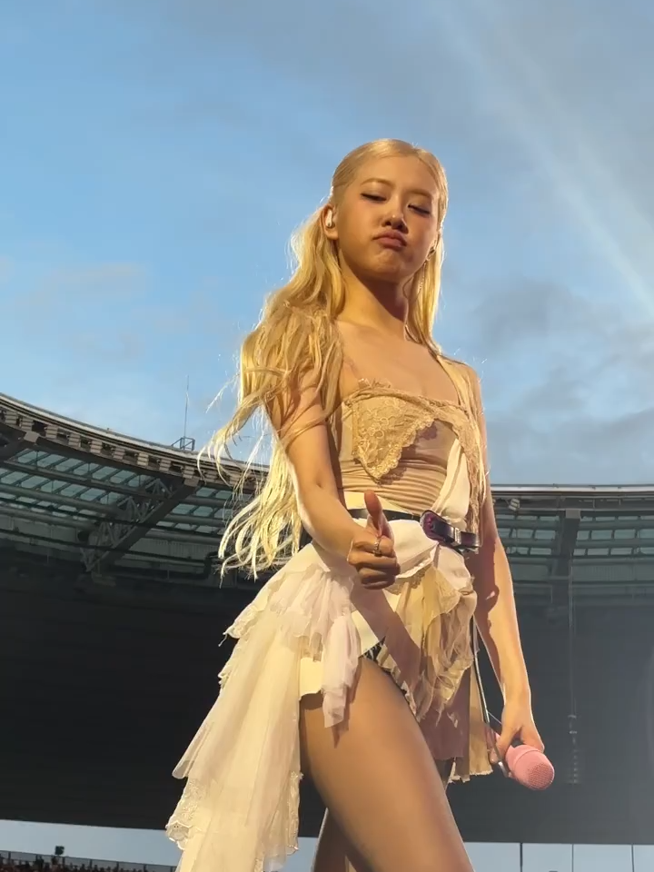 #ROSÉ #로제 #ROSÉinPARIS #DEADLINETOUR_PARIS