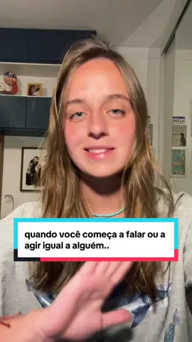 vc já percebeu que começou a falar ou agir igual? isso é o seu cérebro dizendo: “quero estar perto de você”. 💛 #psicologia #relacionamento #amizade #ciencia #reflexão #linguagem  @loira do tchan  insp: @thetarynarnold  referências: – Giles (2016) – Communication Accommodation Theory – Chartrand & Bargh (1999) – The Chameleon Effect – Silva (2016) – Acomodação linguística e identidade social