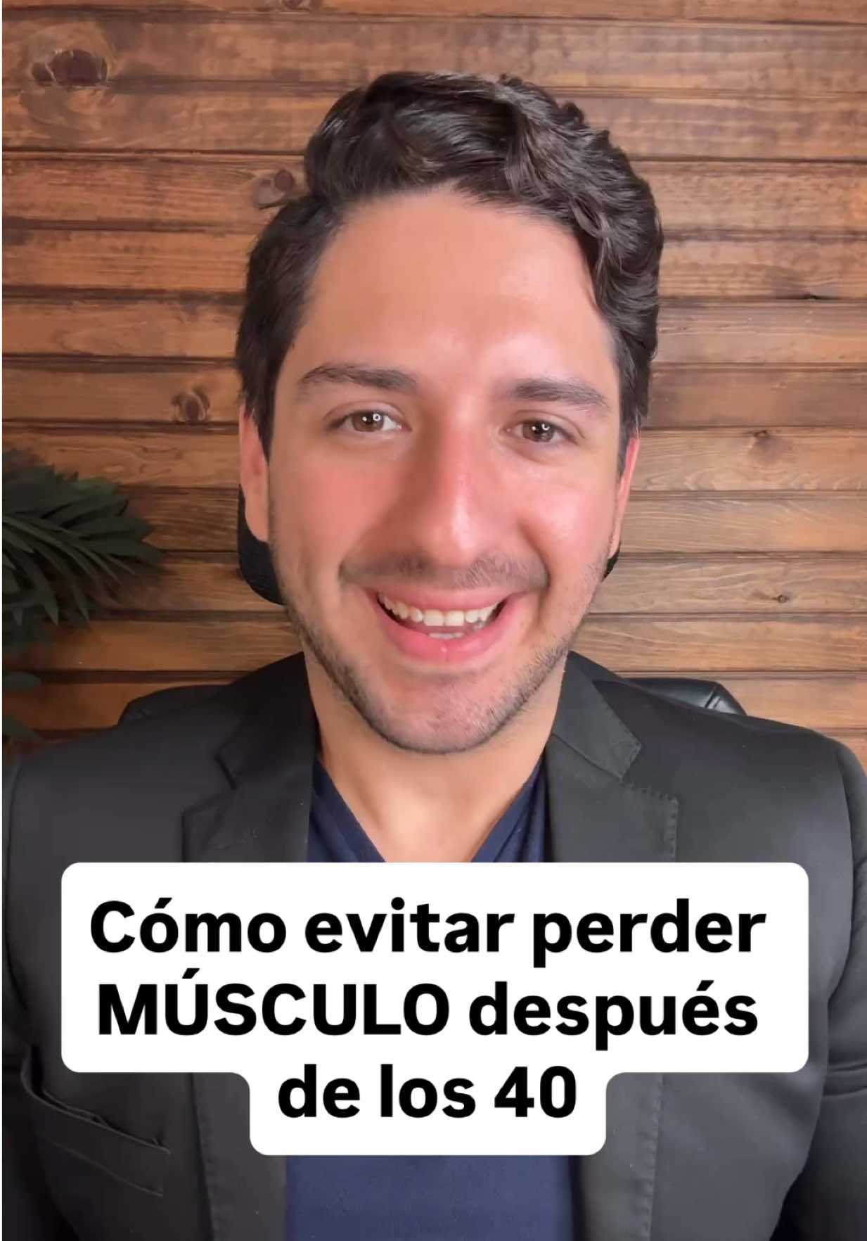 Cómo evitar perder MÚSCULO después de los 40 (o incluso GANARLO) Es común que las personas pierdan masa muscular con la edad. Pero no es inevitable. Sucede cuando no se hace nada por evitarlo. Porque el músculo necesita 3 cosas principalmente para estar fuerte y mantenerse: • Entrenar fuerza • Comer suficiente proteína • Dormir bien Y muchas personas con la edad, descuidan estos puntos. Pero puedes incorporarlos a tu vida para mantener o incluso aumentar tu masa muscular sin importar tu edad: Entrena 2-3 veces por semana. Puede ser con pesas o con tu propio peso. Lo importante es activar el músculo.  Come suficiente proteína. Al menos 1.6 g por kilo de peso al día. Distribuida en 2 o 3 comidas con buena cantidad en cada una.  Duerme 7-8 horas. Sin buen sueño, no hay reparación ni crecimiento muscular. Tu cuerpo puede seguir fuerte a cualquier edad. Pero necesita el estímulo correcto. ¡Comparte para promover el envejecimiento saludable! Porque más músculo te ayuda a vivir más joven por más tiempo. #saludmuscular #envejecimientosaludable #envejecimiento #antienvejecimiento #antiedad #longevidad #masamuscular #sarcopenia 