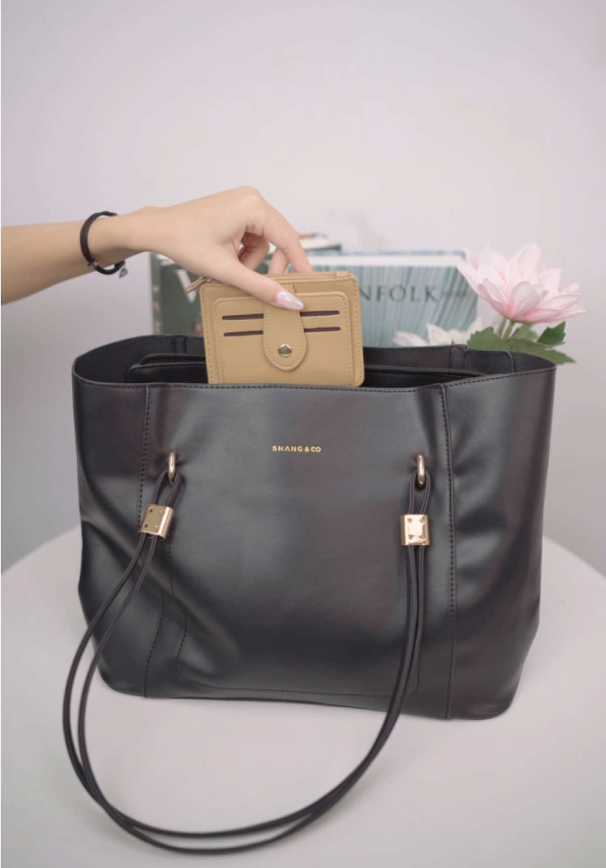 Clean lines. Calm tones. A quiet kind of confidence 🤍👜 #Shangnco #Totebag #Belilokal 