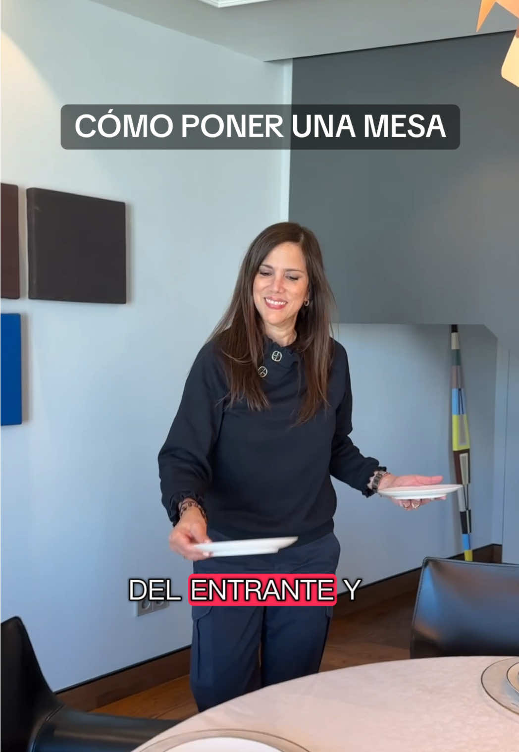 🎥 CÓMO PONER LA MESA 🍽️ ✅ Mantel planchado  ✅ Colocar un bajoplato, plato llano, planto del entrante. Según los platos previstos. ✅ Colocar el tenedor a la izquierda ✅ Colocar la pala de pescado a la derecha del lugar de la mesa, en este caso el plato principal es pescado, estamos usando la pala de pescado.  ✅ La cuchara de postre, se coloca frente al plato, en la parte superior de forma perpendicular.  ✅ El vaso de agua va directamente encima del cuchillo, al lado derecho de la mesa. ✅ A la derecha del vaso de agua y unos 2 o 3 centímetros más abajo se coloca la copa de vino. ✅ Colocar una servilleta a la izquierda de ¿QUE LES PARERE?  #tiktok  #reel ##tiktoktrend   #etiqueta #comoponerlamesa                       