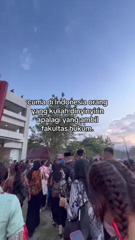 🗣️: kok masuk hukum? kan hukum di indonesia bisa dibeli. hukum tidak bisa di beli, tapi aparat dan pembentuk UU yang bisa dibayar dan bukan hukum nya yang salah tapi orang