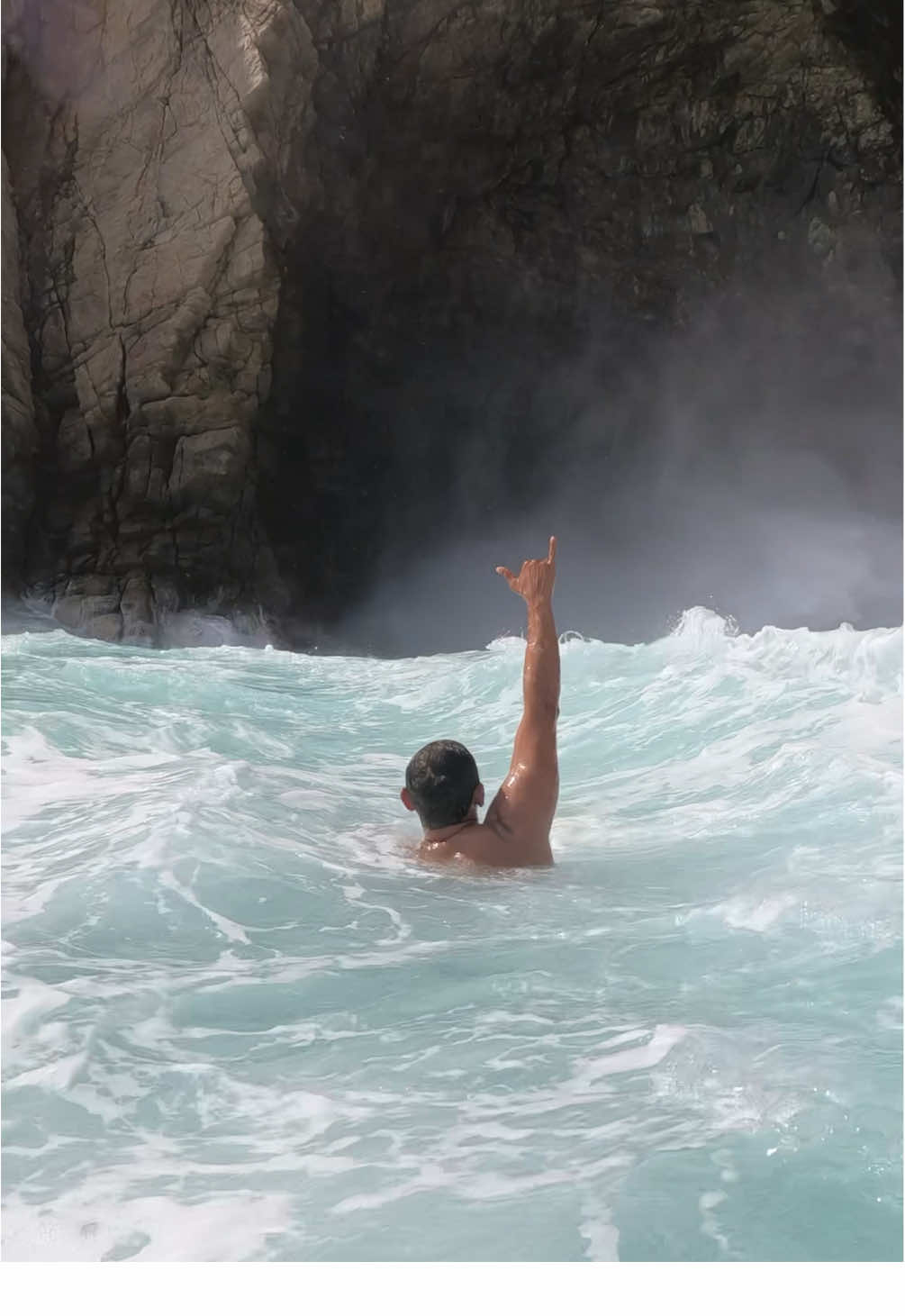 De las experiencias más increíbles que he vivido 🤯 #cuevadeldiablo #mar #cueva #aventura #acapulco #riesgo #adrenaline #ocean #peligro #nadar #diablo #clavados 
