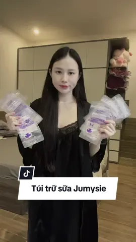 Thật sự luôn mình muốn lên video này từ rất lâu rồi. Sữa mẹ những ngày đầu quý đến vậy mà mình đã đổ đi, đến bây giờ mình còn thấy tiếc. Nếu được quay lại mình sẽ mang theo túi trữ sữa khi đi sinh. Còn nhiều món mình nuối tiếc lắm, mình sẽ lên những video sau nha #jumysie #tuitrusua #tuitrusuacambiennhiet #suame #mebimsua 