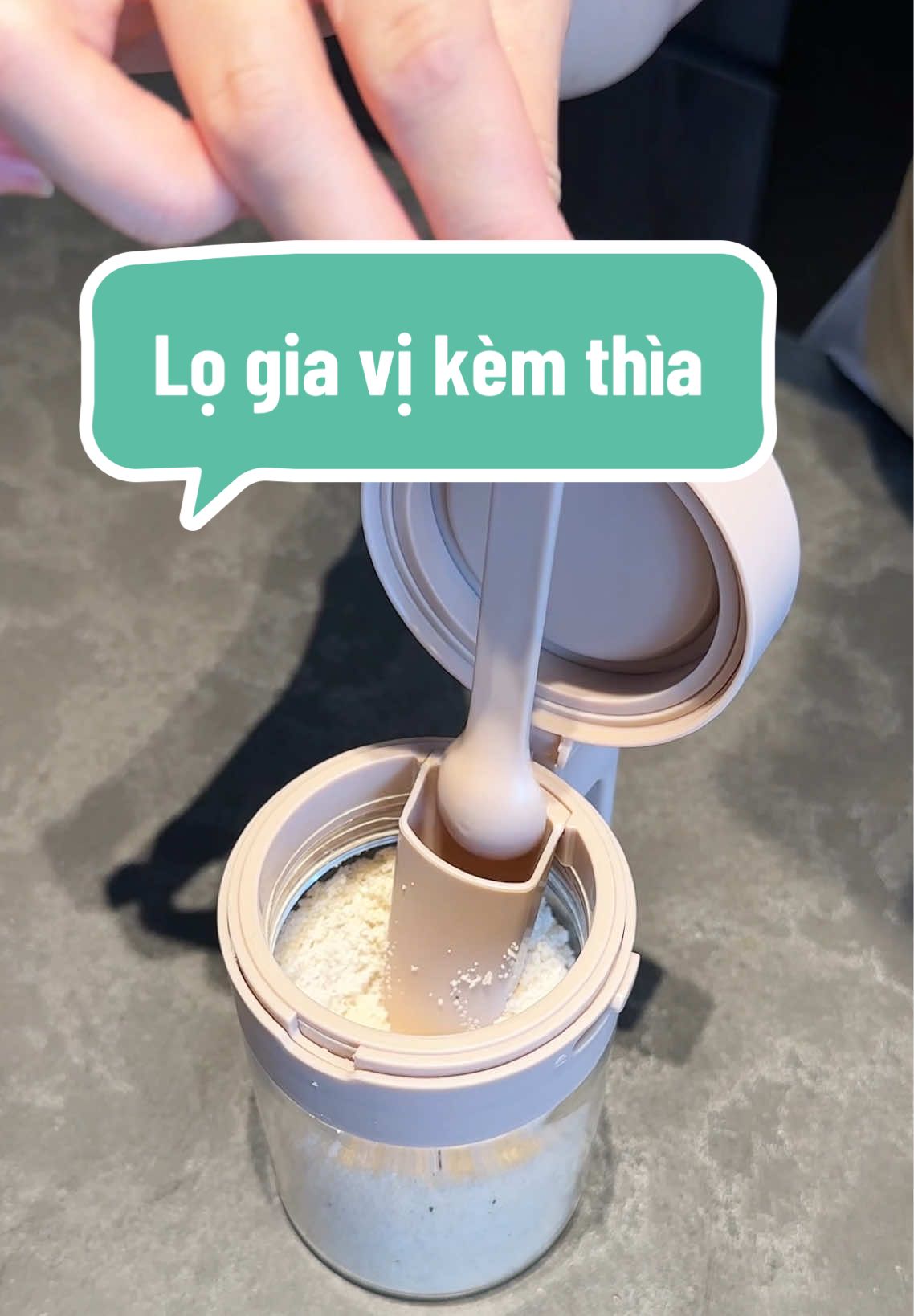 Lọ gia vị có nguyên chỗ để thìa riêng, cho bác nào suốt ngày đi tìm thìa #metayreview #logiavi #logiavithuytinhkemthia #logiavithuytinh 