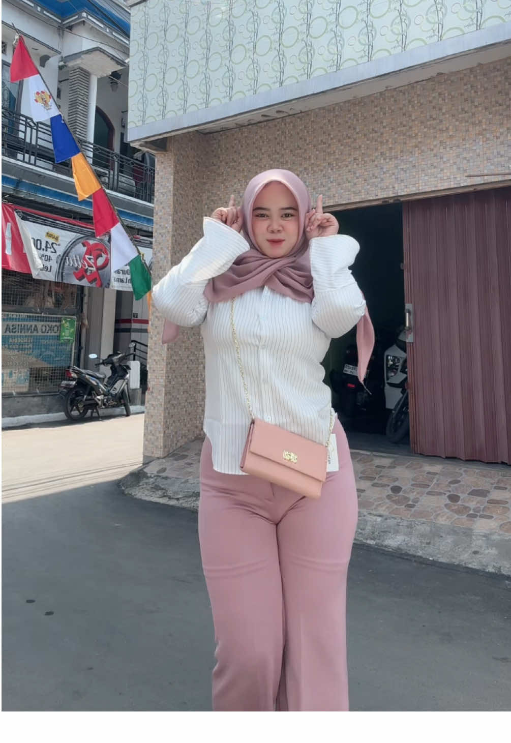 kemeja sama celana nya dari @Edelweis fashion lohhh, mau di spill ga nih👀🩷 #OOTD 