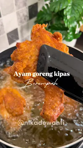 ✨AYAM GORENG KIPAS✨ Bahan : - 7 paha ayam Bumbu halus : - 7 bawang merah - 6 bawang putih - 2 cm jahe - 1 sdm ketumbar - 1/2 sdm cabe bubuk - 1/2 sdt ladaku - air secukupnya  Bahan lain : - 1 sdt garam - 1 sdt penyedap/micin - 1 butir telur - 3 sdm tepung maizena - 3 sdm tepung tapioka - 2 sdm tepung terigu #Ayamgoreng #ayamgorengkipas #ayamkipas #ayamkipasberempah 