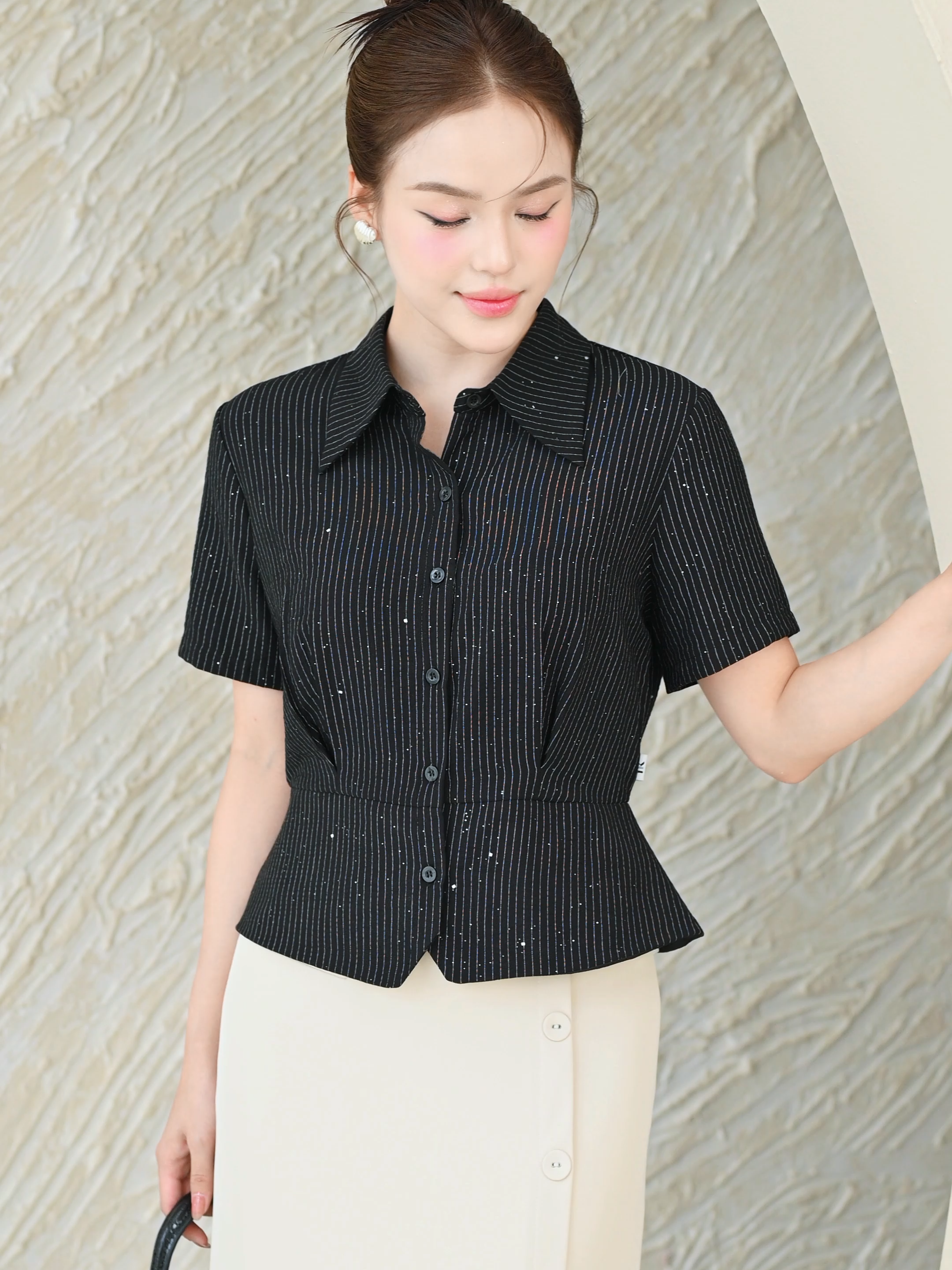 Chất liệu mềm mại, dáng áo chiết eo vừa đủ tạo cảm giác thon gọn cùng tone màu dễ phối, tất cả để tôn vinh nàng, người phụ nữ luôn biết cách tỏa sáng theo cách của mình. #thoitrangcongso #nkfashion #fashion #OOTD #thoitrangcongsonu