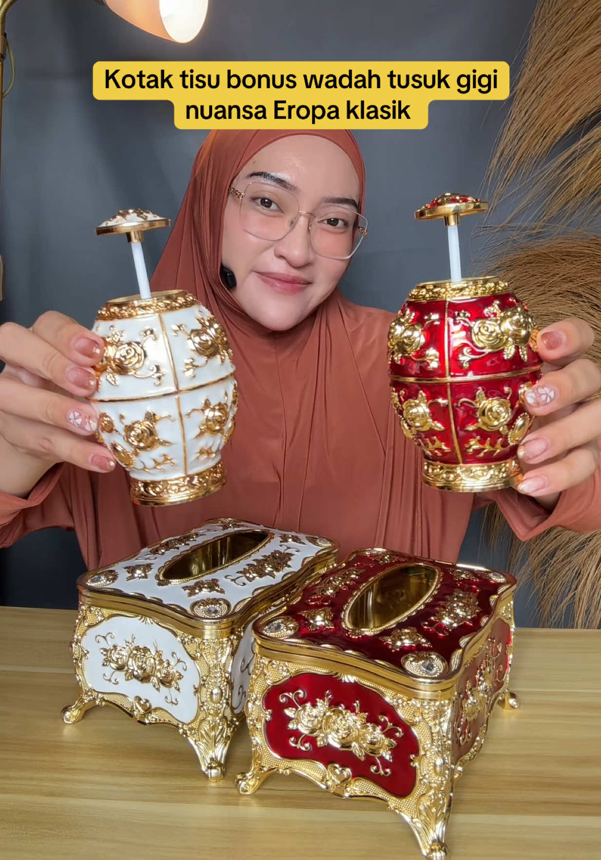 Beli kotak tisu, dapet kotak tusuk gigi mewah juga! Desainnya klasik ala Eropa, bahannya kokoh dan tampilannya elegan banget. Bikin meja makan atau ruang tamu makin estetik dan berkelas. ✨ Banyak pilihan warna cakep, tinggal pilih yang cocok buat rumahmu!. . #kotaktisu #kotaktissueaesthetic #gajiansale #promoguncang88 #wibgajian 