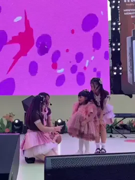 Masyaallah papa bangga anakku kamu udah berani tampil dipanggung besar ini dengan banyak penonton, papa mama support kakak dari jauh ya🥹❤️ #ameena #ameenaatta #ameenahannanuratta #aureliehermansyah10 #attahalilintar #attaaurel #thehermansyaha6 #fyp 