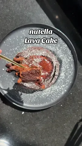 🍫🍰 Protein Nutella Lava Cake ❤️  ➡️ Folge mir @bylaraxx für mehr Rezepte, Tipps und Tricks für deine perfekte Diät ✨ 🩷  ⚡ 243 kcal | 8 g Fett | 20 g KH | 20 g Protein ⸻ 📝 Zutaten: 	•	15 g Mehl 🌾 	•	10 g Kakaopulver (ungesüßt) 🍫 	•	1 Scoop Proteinpulver (ca. 30 g) 💪 	•	1 Portion Chunky Schoko Brownie 🍬 	•	1 TL Backpulver 🥄 	•	3 EL Mandelmilch (ungesüßt) 🥛( ca. 50 ml - glatter Teig )  	•	10 g Nutella ( am besten kalt )🍯🍩 ⸻ 🍽️ Zubereitung – AirFryer Edition: 	1.	Vermenge alle Zutaten außer Nutella zu einem glatten Teig 🌀🤎 	2.	Gib 2/3 des Teigs in eine kleine, ofenfeste Schale 🥣 	3.	Verteile die 10 g Nutella mittig darauf – nicht verrühren! 🎯🍯 	4.	Gib den restlichen Teig vorsichtig darüber 🧁🍫 	5.	Ab in den AirFryer bei 180 °C für 8–10 Minuten 🔥❤️‍🔥 	6.	Warm genießen – mit fudgy Kern, Schokoliebe und extra Protein 🤤🍫🍯🤎 ⸻ 📊 Nährwerte pro Portion: 	•	🔥 243 kcal 	•	💪 20 g Protein 	•	🍞 20 g Kohlenhydrate 	•	🧈 8 g Fett #proteinrezepte #diätrezept #nutella #fitnessrezepte #gesundabnehmen #schnellerezept #protein #highprotein #mugcake  #gesundnaschen #lavaCake #kalorienarm  #airfryerrezepte #abnehmenohneverzicht #highprotein #zuckerfreinaschen #fitnaschen #kalorienarmerezepte #rezeptunter300kcal 