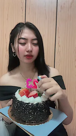 Barakallah fi umrik🥳semoga panjang umur,sehat selalu di limpahkan rezekinya semoga dengan semua ujian yg kemaren menjadi lebih kuat lagi🥲semoga menjadi pribadi yg lebih baik ke depan nya🥰